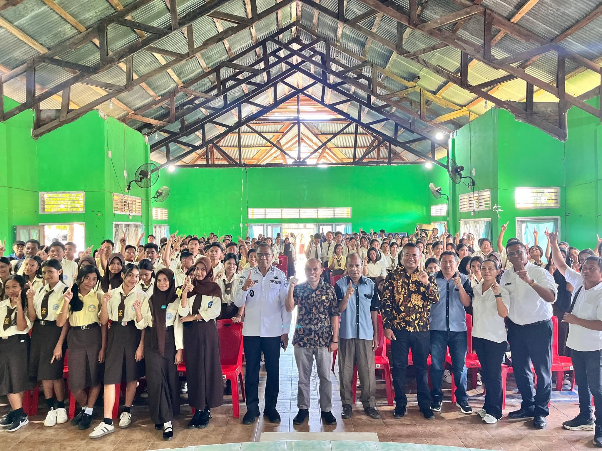 Wakil Gubernur Johni Asadoma NTT Kunjungi SMAN 1 Larantuka, Berikan Motivasi kepada Siswa