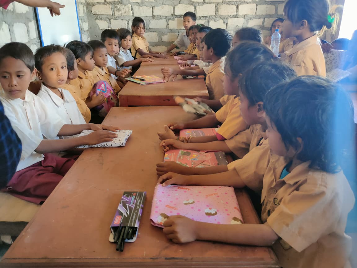 Miris, Siswa Kelas Jauh SDN Paraiwunga Tempuh 4 Kilometer Lewati Jalan Rusak Demi Mengenyam Pendidikan